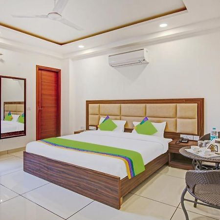 Treebo Aviraj Inn Noida Exteriör bild