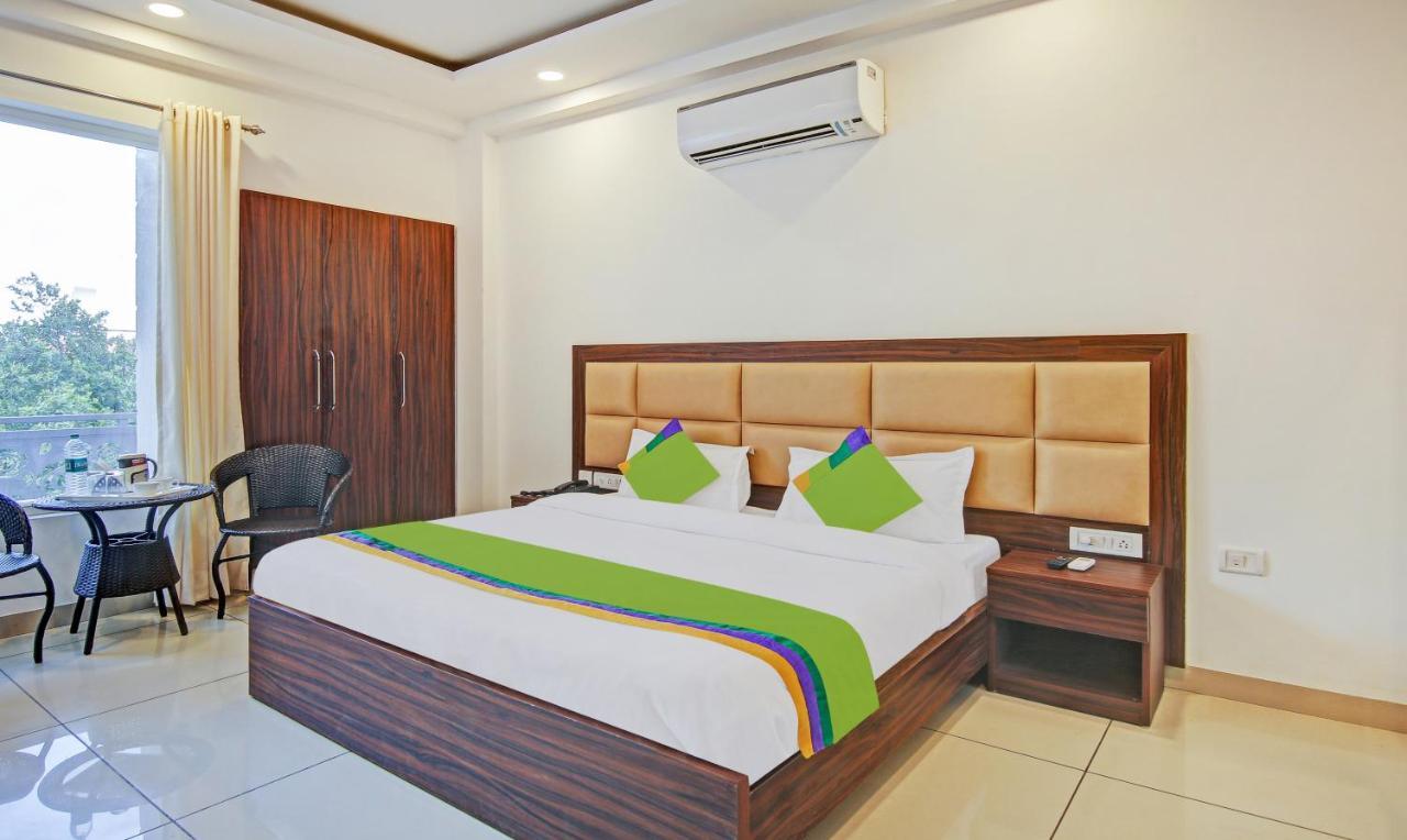 Treebo Aviraj Inn Noida Exteriör bild