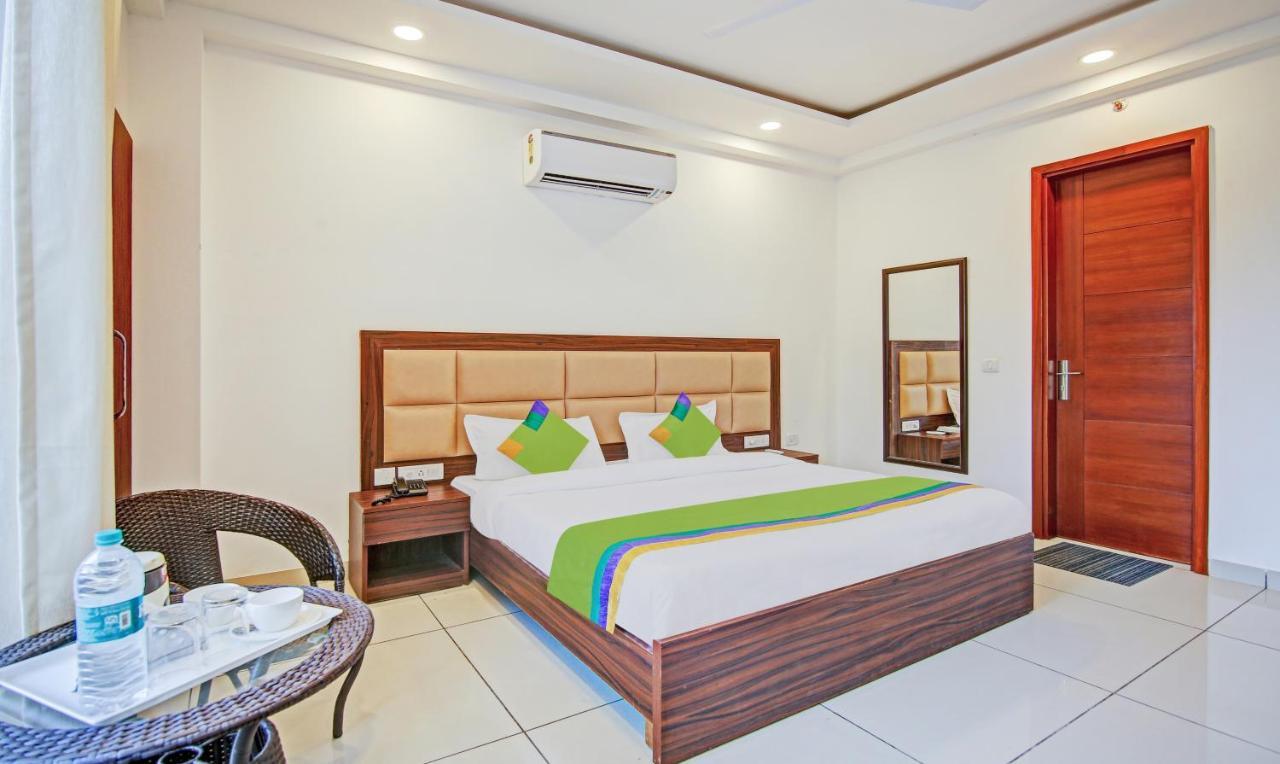 Treebo Aviraj Inn Noida Exteriör bild
