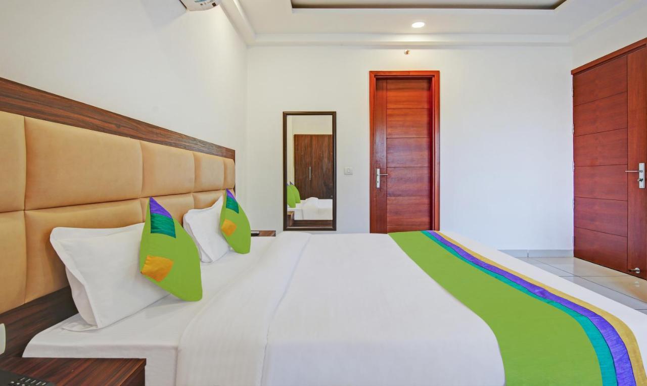 Treebo Aviraj Inn Noida Exteriör bild