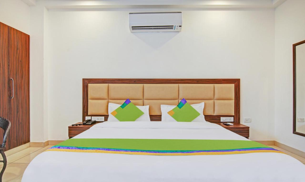 Treebo Aviraj Inn Noida Exteriör bild