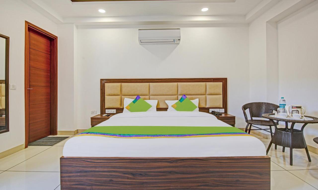 Treebo Aviraj Inn Noida Exteriör bild