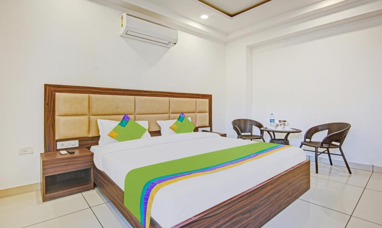 Treebo Aviraj Inn Noida Exteriör bild