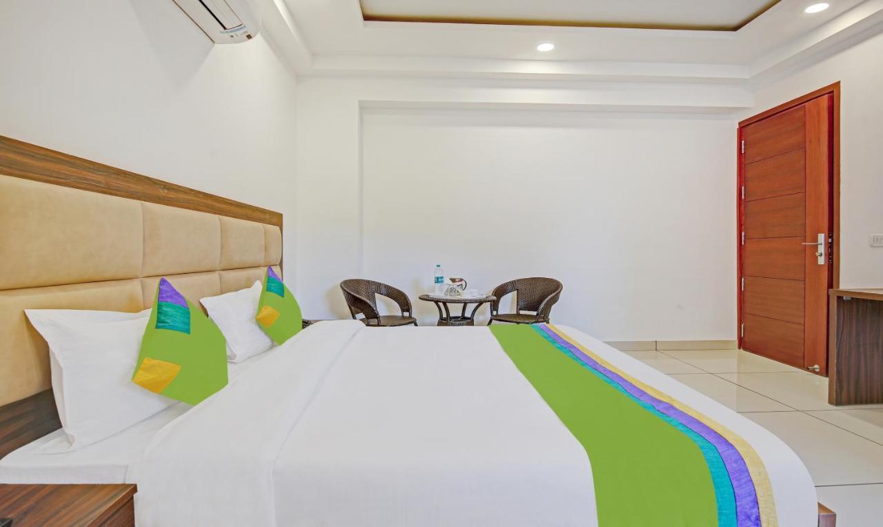 Treebo Aviraj Inn Noida Exteriör bild